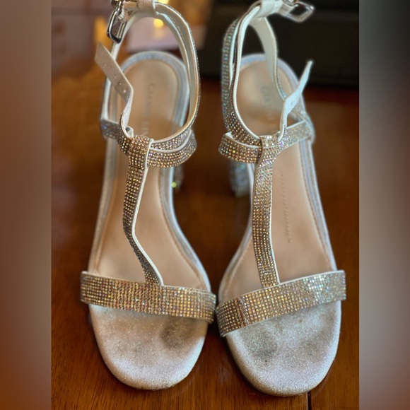 Gianni Bini Bridal Collection Embellished T-Strap Dress Sandals Size 8.5 - Picture 3 of 7